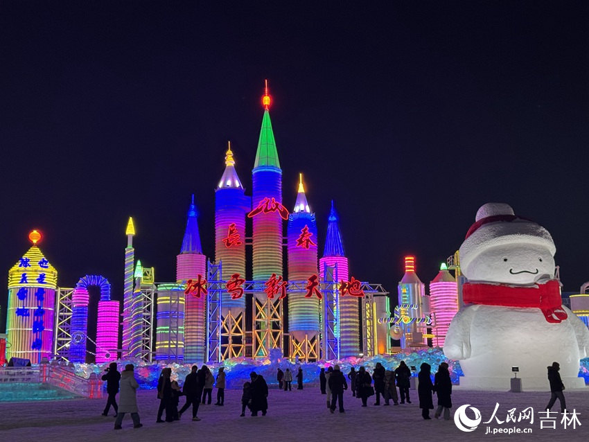 夜晚八點的長春冰雪新天地門前，依然有很多游客入園。人民網記者 李思玥攝