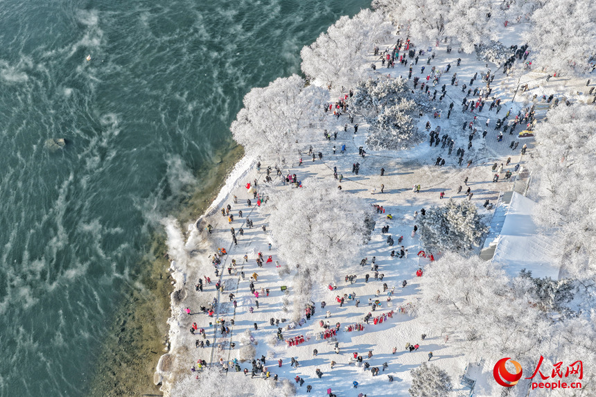 霧凇景觀吸引了大批游客前來觀賞。人民網記者 李洋攝