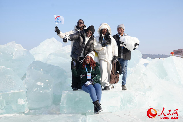 外國友人在長春凈月潭“玩冰嬉雪”，人民網記者 李洋攝