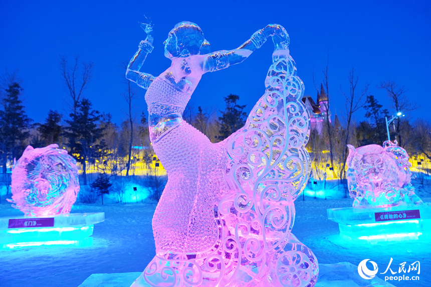冰雕作品《國色天香》。人民網(wǎng)記者 李洋攝
