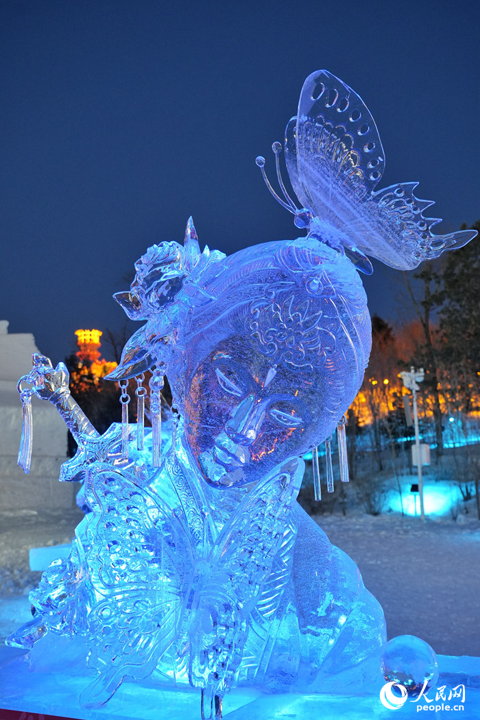 冰雕作品《花香蝶自來》精巧靈動、生動傳神，耳環、配飾等細節處處逼真，成為大賽最出圈的作品之一。人民網記者 李洋攝