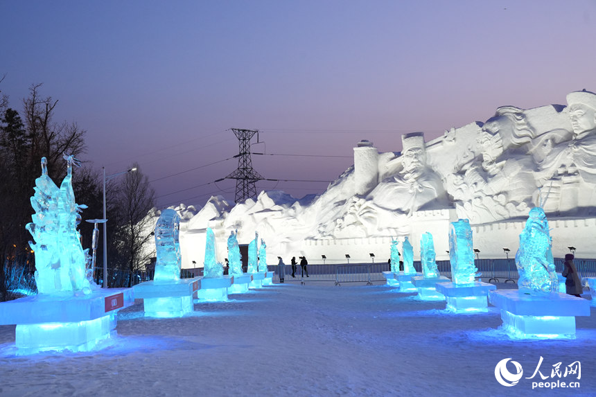 各式冰雕宛如童話世界。人民網(wǎng)記者 李洋攝