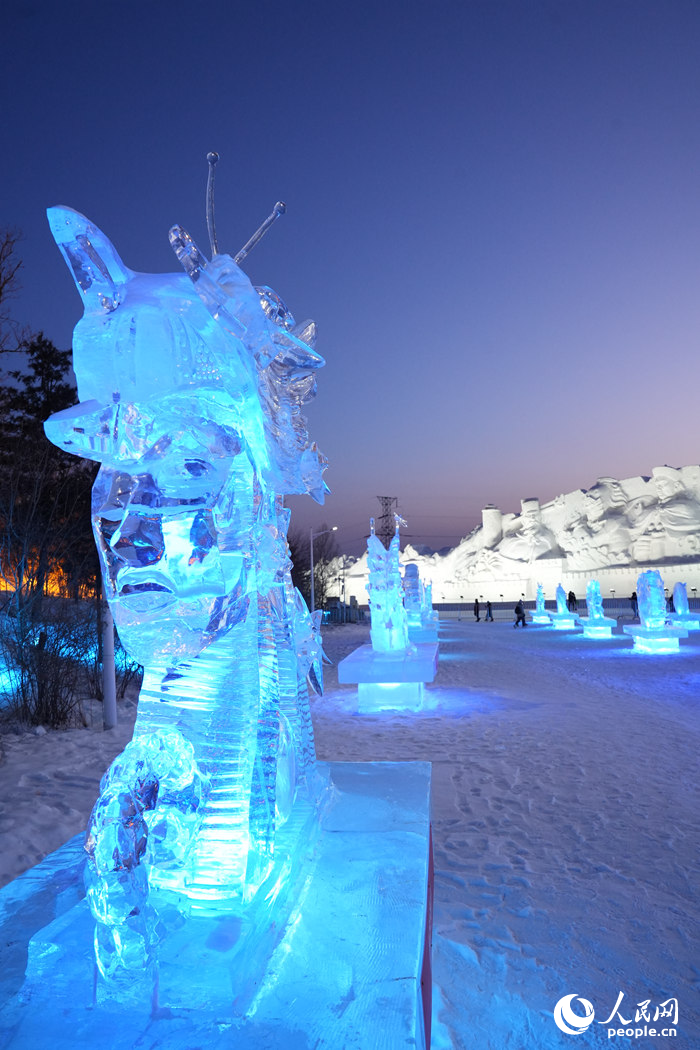 精美的冰雕在燈光的照射下顯得晶瑩剔透。人民網(wǎng)記者 李洋攝