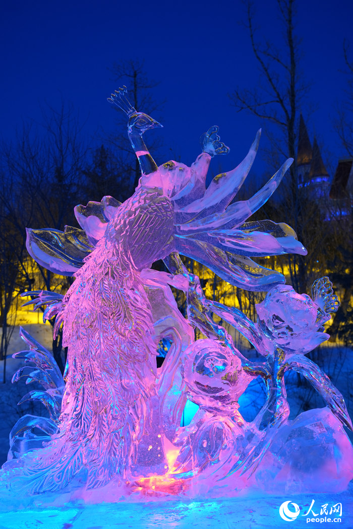 精美的冰雕在燈光的照射下顯得晶瑩剔透。人民網記者 李洋攝