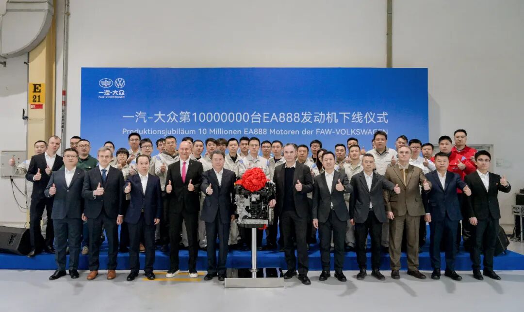 中外管理層和員工代表合影