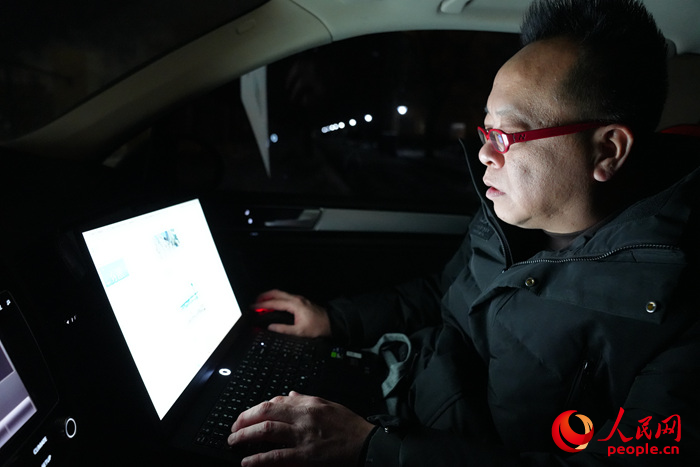 趙陽在編輯霧凇晨報。人民網記者 李洋攝