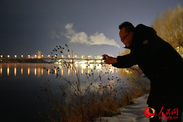 趙陽在松花江畔觀測霧凇。人民網記者 李洋攝