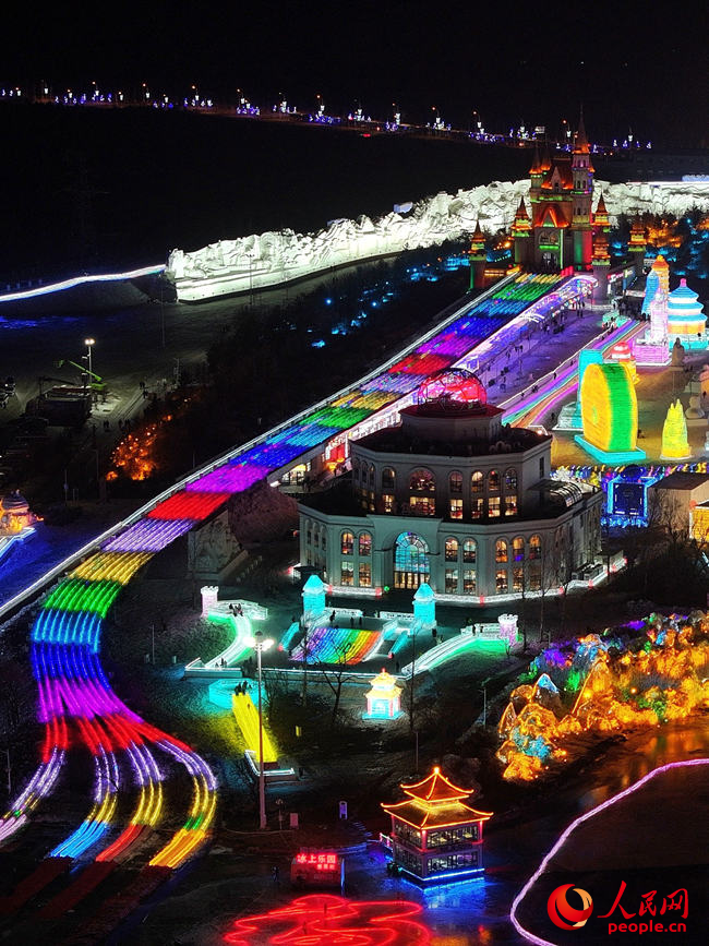 長春冰雪新天地520米網紅冰滑梯。人民網記者 李洋攝