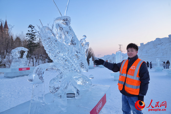 曲超與冰雪雕大賽作品合影。人民網記者 李洋攝