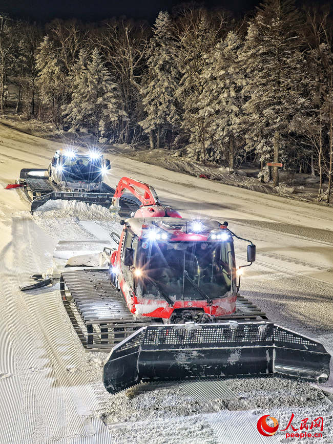 張斌駕駛壓雪機在雪場內平整雪道。人民網記者 李洋攝