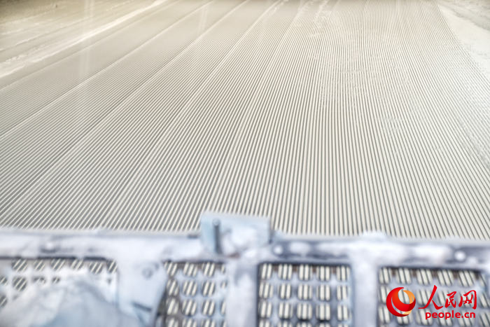 壓雪機刻出的“面條雪”。人民網記者 李洋攝