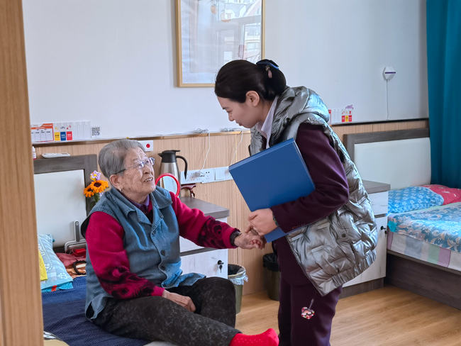 養老院工作人員與老人聊天談心。人民網記者 馬俊華攝