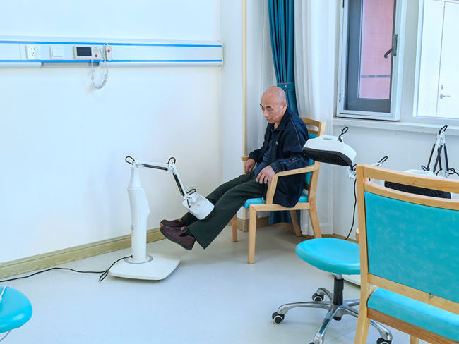 老人在院內進行康復治療。人民網記者 李洋攝