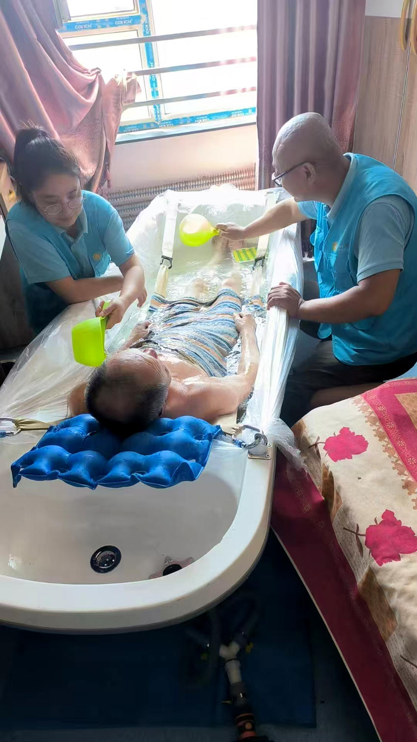 佐鄰佑舍南湖托養中心助浴團隊上門為老人服務（受訪者供圖）