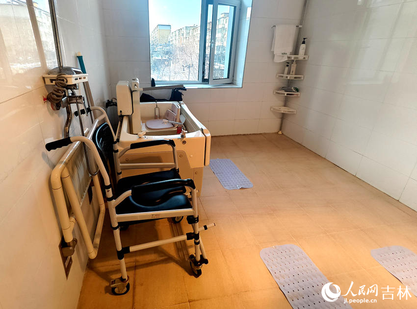 佐鄰佑舍南湖托養中心內的老年人浴室。人民網記者 關思聰攝