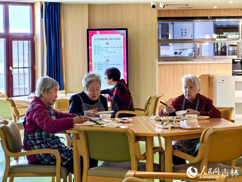 博遠·祥祉圓老人正在吃午餐。人民網記者 王海躍攝