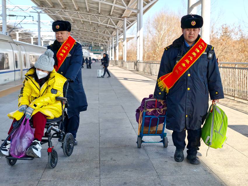 春運(yùn)首日，沈鐵長(zhǎng)春車務(wù)段扶余北站“三江情”愛(ài)心服務(wù)團(tuán)隊(duì)成員熱心服務(wù)重點(diǎn)旅客。孫宏宇攝