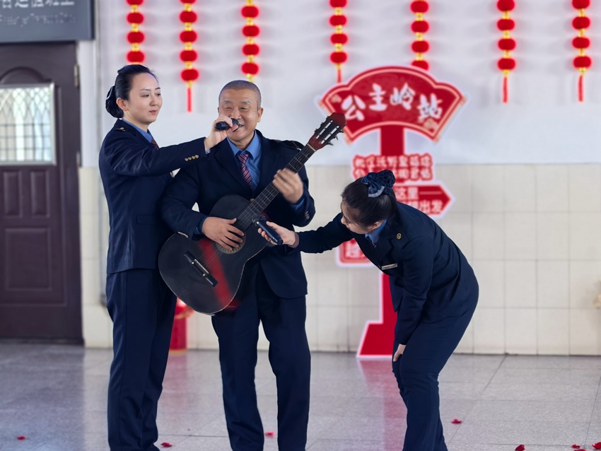 春運(yùn)首日，中國(guó)鐵路沈陽(yáng)局集團(tuán)有限公司長(zhǎng)春車務(wù)段公主嶺站候車室內(nèi)，車站工作人員精心準(zhǔn)備豐富多彩文藝節(jié)目，為旅客送上新春祝福。張野攝