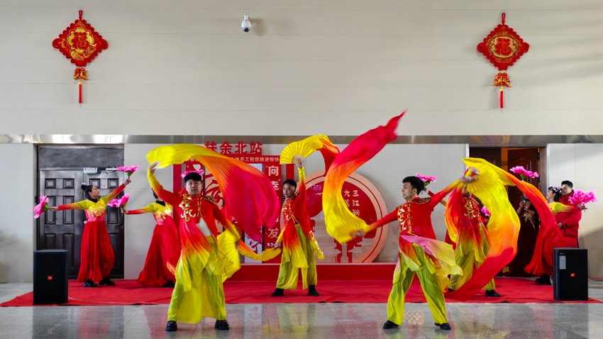 春運(yùn)首日，中國(guó)鐵路沈陽(yáng)局集團(tuán)有限公司長(zhǎng)春車務(wù)段管內(nèi)公主嶺南、德惠西、扶余北等站開(kāi)展文藝節(jié)目、送春聯(lián)等活動(dòng)，書(shū)法家們現(xiàn)場(chǎng)揮毫潑墨，為旅客送去濃濃新春祝福。孫宏宇攝