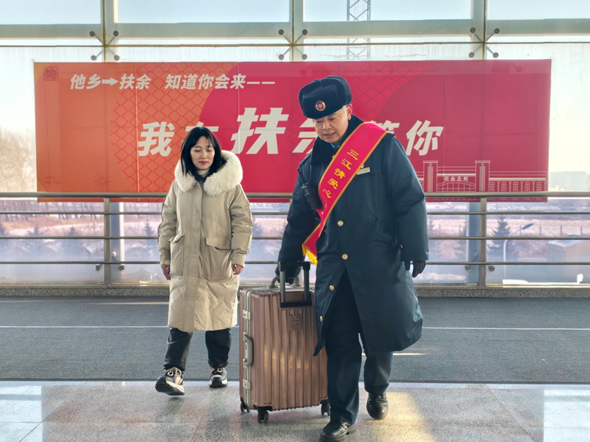 春運(yùn)首日，沈鐵長(zhǎng)春車務(wù)段扶余北站“三江情”愛(ài)心服務(wù)團(tuán)隊(duì)成員客運(yùn)員曹東升幫助旅客搬運(yùn)行李。孫宏宇攝