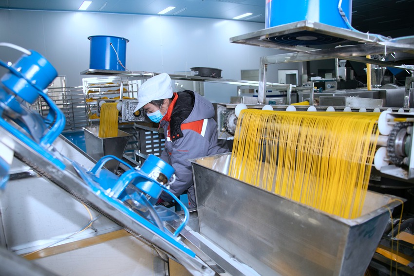 一粒粒雜糧經過機器變為美味的雜糧產品。人民網記者 王海躍攝