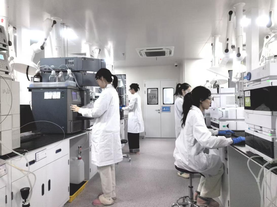 科研人員正仔細(xì)監(jiān)控各項(xiàng)數(shù)據(jù)（受訪者供圖）