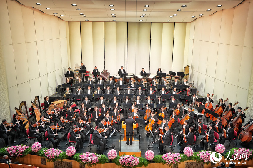 音樂家在劇場(chǎng)內(nèi)演奏。人民網(wǎng)記者 李洋攝