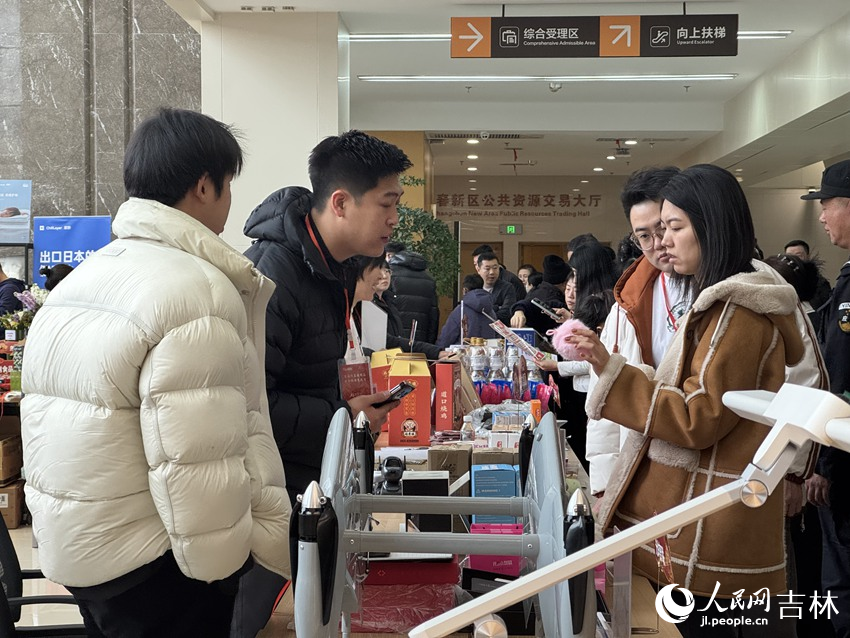 光嶼智聯（長春）科技有限公司帶來的產品AI雪球機器人吸引市民駐足。人民網記者 李思玥攝