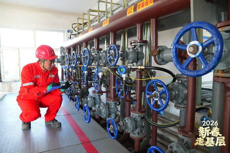 馮展好在記錄中轉站設備的各項參數。人民網記者 李洋攝