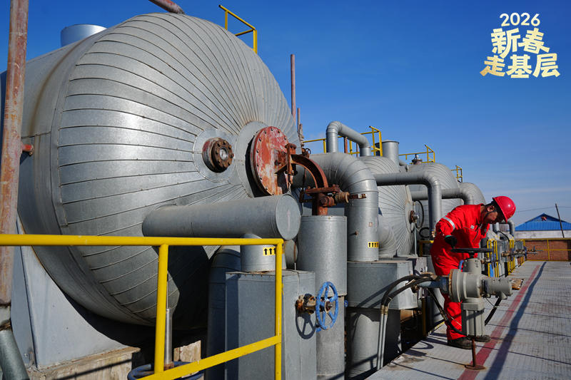 馮展好對中轉站的各項設備進行調試。人民網記者 李洋攝