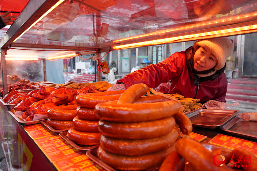 商戶(hù)在大集上售賣(mài)熏制的紅腸。人民網(wǎng)記者 李洋攝