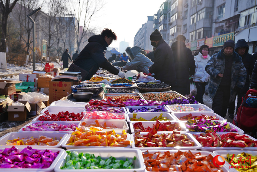大集上售賣(mài)的各式糖果。人民網(wǎng)記者 李洋攝