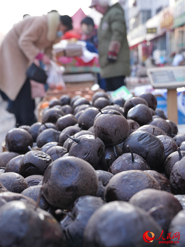 東北地區(qū)季節(jié)“限定”美食凍梨。人民網(wǎng)記者 李洋攝