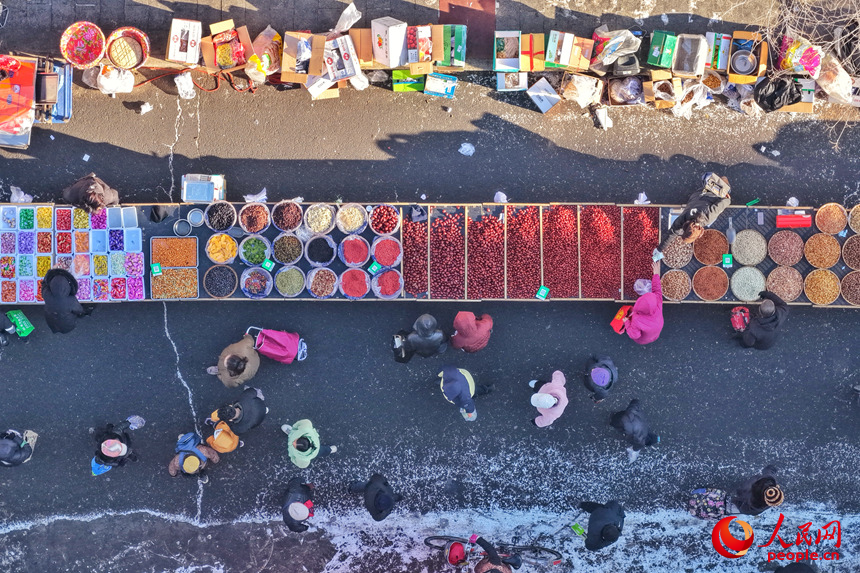 市民游客在大集上采購(gòu)商品。人民網(wǎng)記者 李洋攝