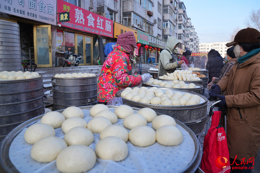 熱鬧的大集場(chǎng)景。人民網(wǎng)記者 李洋攝