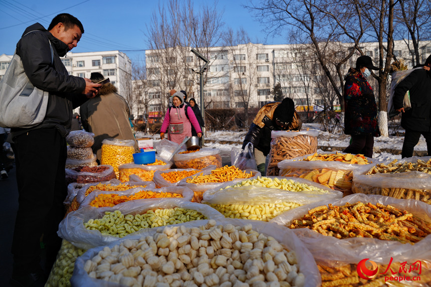 市民在大集上采購(gòu)年貨。人民網(wǎng)記者 李洋攝