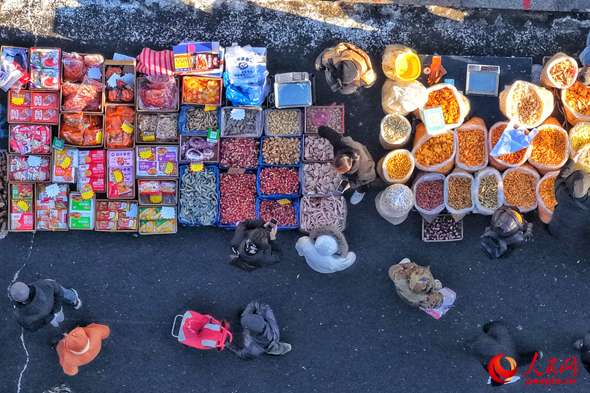 市民游客在大集上采購(gòu)商品。人民網(wǎng)記者 李洋攝 