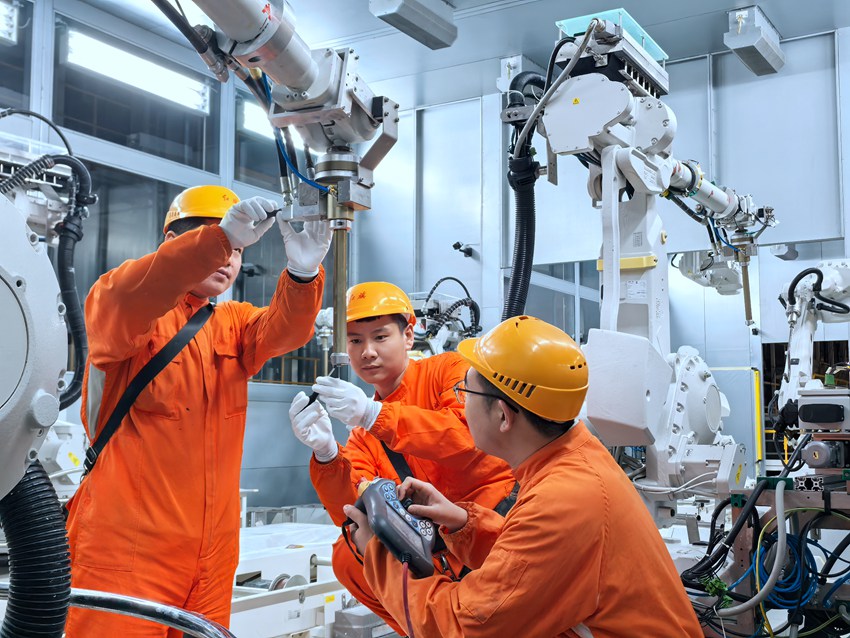 趙達和團隊一起檢修設備。人民網記者 王海躍攝