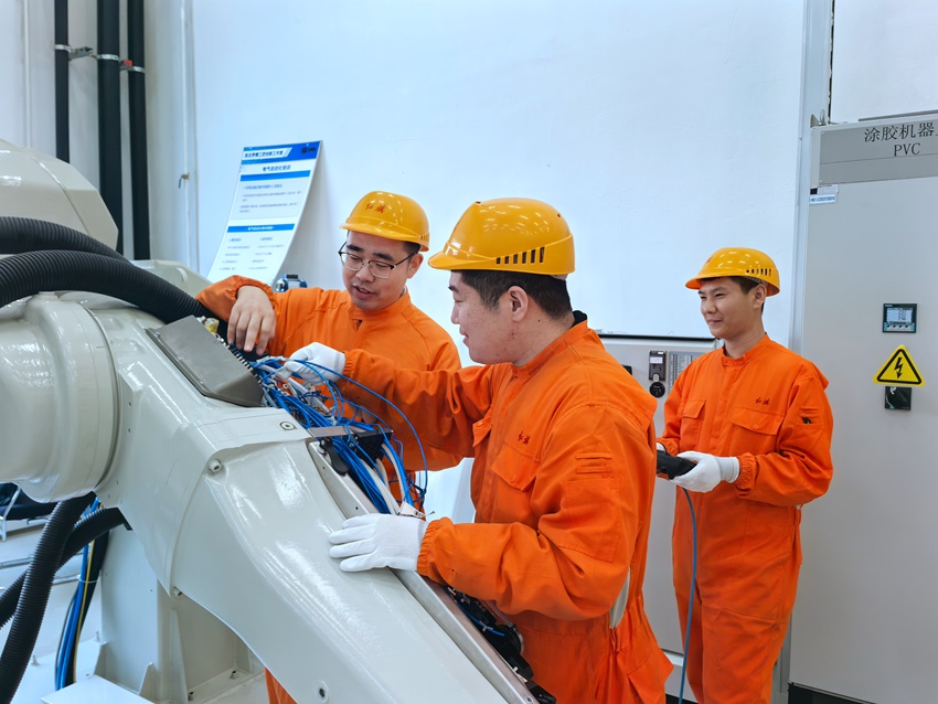 趙達給大家講解設備運行原理。人民網記者 王海躍攝