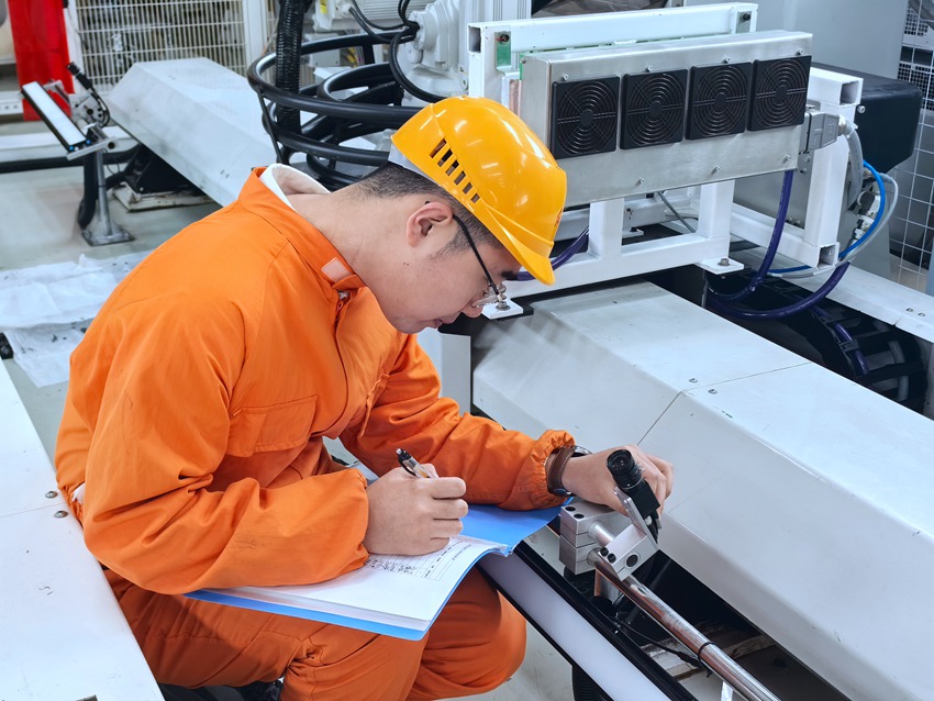 趙達進行設備巡查。人民網記者 王海躍攝