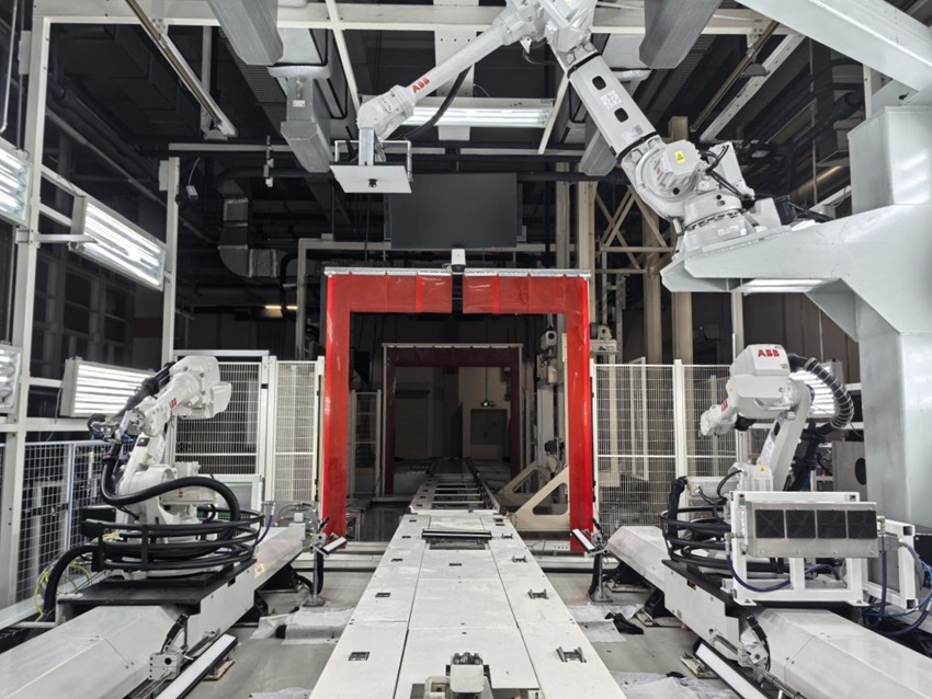 紅旗制造中心涂裝車間。人民網記者 王海躍攝