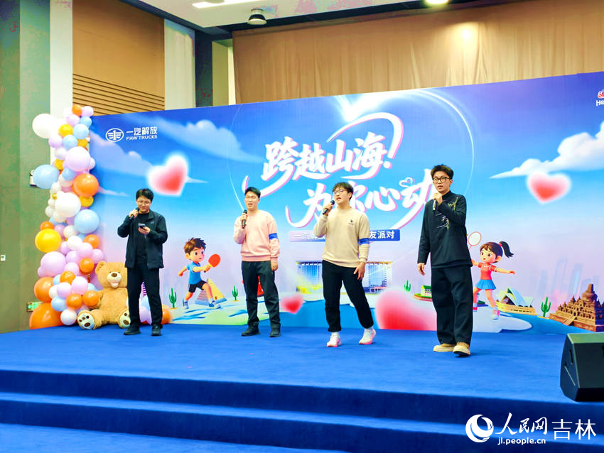 男嘉賓演繹活動開場歌曲。人民網記者 關思聰攝