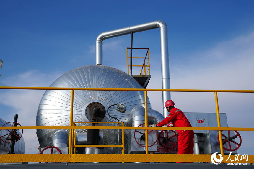 吉林油田二氧化碳捕集埋存與提高采收率開發公司運行維護中心運維一班班長周立興在黑46區塊二氧化碳驅油與埋存循環注入站檢查設備。人民網記者 李洋攝