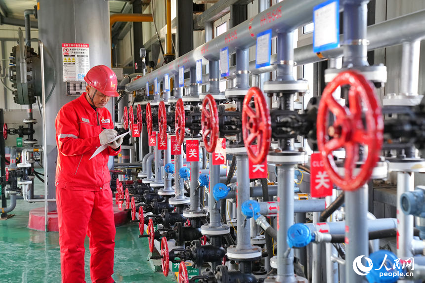 周立興在CCUS0號試驗站記錄設備數據。人民網記者 李洋攝