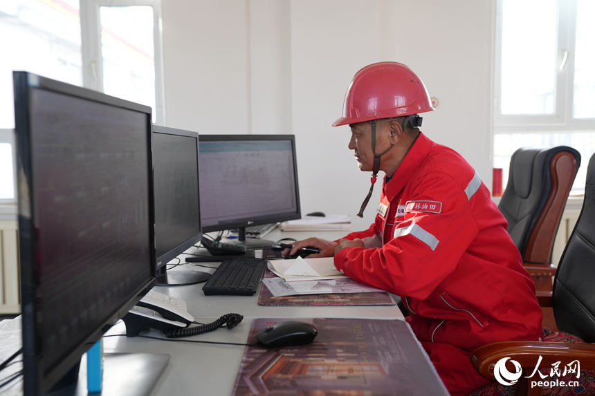 周立興在黑46區塊二氧化碳驅油與埋存循環注入站分析數據。人民網記者 李洋攝