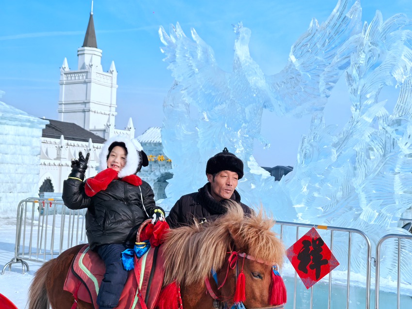 小朋友在冰雕前留念。人民網記者 王海躍攝