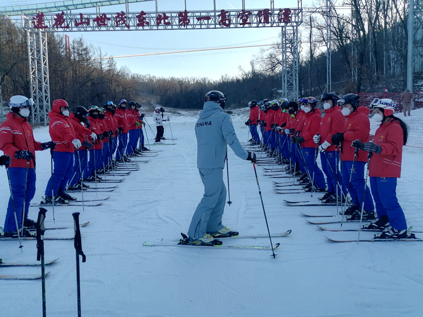 滑雪培訓師李丹正向即將參加考核的學員講解滑行技術（受訪者供圖）