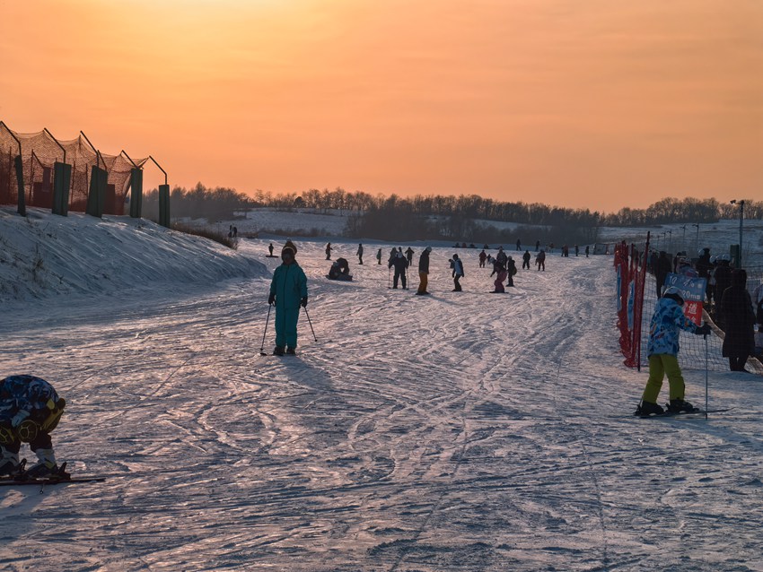 夜幕下的雪道。人民網記者 王海躍攝