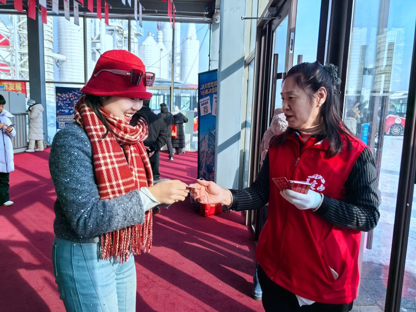 工作人員為游客發放免費熱飲券。人民網記者 王海躍攝