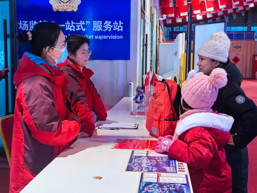 工作人員耐心解答游客的問題。人民網記者 王海躍攝